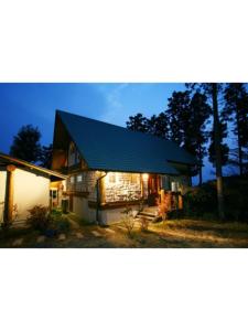 南小国町Log house for 12 people - Vacation STAY 35071v的顶部有锡屋顶的房子