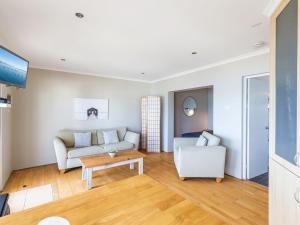 尼尔森湾Blue Vista,9 13 Victoria Parade - Studio with air con and stunning views的客厅配有沙发和桌子