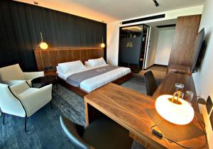 提比里亚戈兰高地酒店 的配有一张床和一张书桌的酒店客房