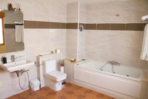 比拉法梅斯Casa Rural Magnanimvs的浴室配有卫生间、盥洗盆和浴缸。