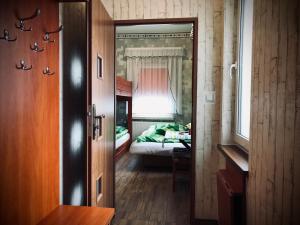 格丁尼亚Pokoje Goscinne Gallick的客房设有带一张床和镜子的卧室