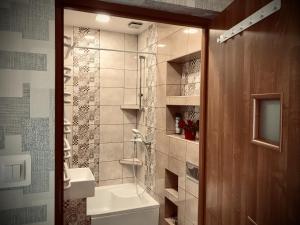 格丁尼亚Pokoje Goscinne Gallick的带淋浴、卫生间和盥洗盆的浴室