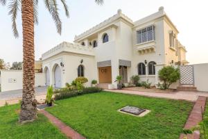 迪拜The S Holiday Homes - Stunning 5 Bedrooms Villa at the Palm Jumeirah with Private Beach and Pool的相册照片