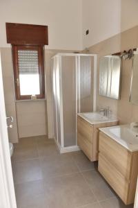 萨利切萨伦蒂诺Villa Chiara的带淋浴、卫生间和盥洗盆的浴室