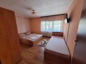 伯伊莱海尔库拉内Casa Bașu的小房间设有床和窗户