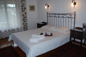 埃诺克欧拉德莱德斯公寓式酒店的一间卧室配有带白色床单和毛巾的床。
