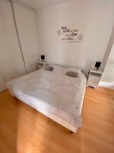 圣阿韦尔坦Charmant appartement en bord de Cher的木地板客房的一张床位