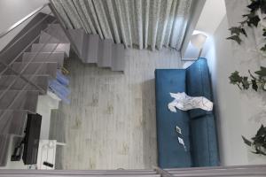 斯塔夫罗斯Anastasia Mare Luxury的一间房间,设有楼梯和蓝色的手提箱