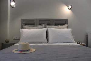 斯塔夫罗斯Anastasia Mare Luxury的床上的帽子和枕头
