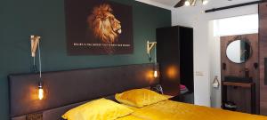 Kerkdriel多姆哈德住宿加早餐酒店的卧室配有一张床铺,墙上挂着一幅马的照片