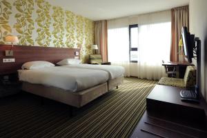 里德凯尔克凡德瓦克酒店的一间设有大床和窗户的酒店客房