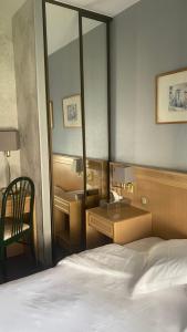 Bléneau布兰奇卡斯提尔酒店的酒店客房,配有床和镜子