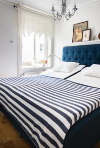 维斯比卡尔奥斯卡尔斯克莱宾公寓的窗户客房内的一张蓝色和白色的床