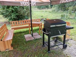 哈沃福卡Villa Zarra的烧烤架、野餐桌和长凳