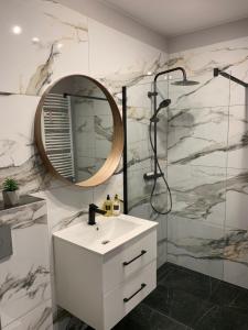 比亚瓦波德拉斯卡Apartament Luna的浴室设有白色水槽和镜子