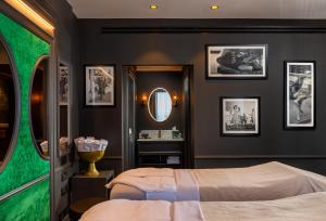 特拉维夫Debrah Brown, a member of Brown Hotels的一间卧室配有一张床和镜子