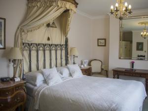 伊斯特布恩Albert & Victoria Guest House的一间卧室配有一张带天蓬的大床