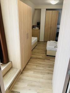 索佐波尔Melia Mar的小房间设有浴室,配有一张床和一扇门