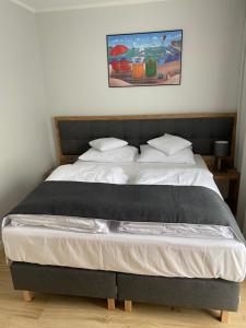 斯维诺乌伊希切Villa Aura的卧室配有一张带白色床单和枕头的大床。