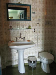 锡米Hotel Aliki的一间带水槽和卫生间的浴室