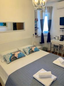 杜布罗夫尼克Apartment and room Sveti Jakov的一间卧室配有一张带两个枕头的床