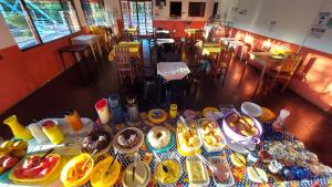 托坎廷斯州蓬蒂阿尔塔POUSADA BEIRA RIO的一张桌子上放着许多盘子的食物