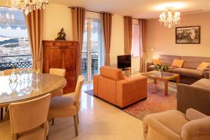戛纳Résidences Cresci的客厅配有沙发和桌子