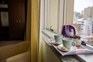 帕苏丰杜威尔格罗别墅酒店的窗台上装有两个杯子的托盘
