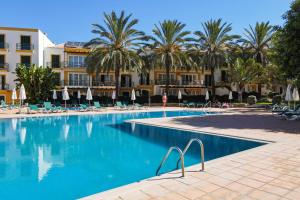塔维拉金塔莫尔加多 - 图里斯提可蒙特达艾拉酒店的棕榈树酒店前的游泳池