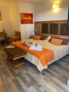 奇尼斯B&B Torre Pozzillo的一间卧室配有一张带橙色毯子的大床
