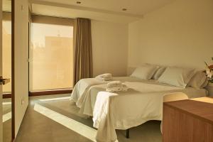 坎加斯德穆拉索Acíes Apartamentos Turísticos的一间卧室配有一张大床和毛巾