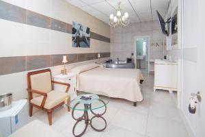 瓦伦西亚乐特莱特百斯威特旅馆的酒店客房设有床和水槽