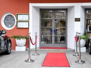 乌尔姆乌尔姆施图本酒店的门店前的红地毯