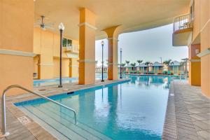 巴拿马城海滩Calypso Resort Tower 3的蓝色海水度假村的游泳池
