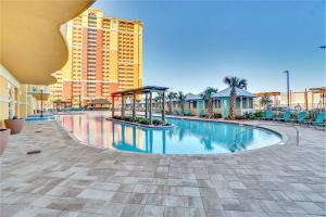 巴拿马城海滩Calypso Resort Tower 3的一座建筑物中央的游泳池