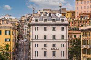 热那亚Hotel Astoria的一座白色的建筑,上面写着酒店的话
