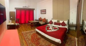 KulanThe Sultan Resort的一间卧室配有一张带红色毯子的大床
