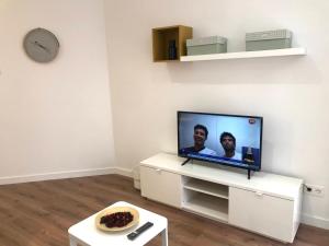 帕伦西亚INSIDEHOME Apartments - La Casita de Álex的客厅配有白色橱柜上的平面电视