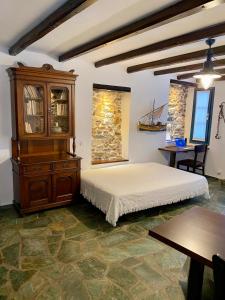 斯卡拉卡里拉奇斯SAIL house的一间卧室配有一张床和一个木制橱柜