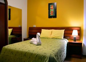 纳斯卡索尔德尔苏尔酒店的一间卧室,床上有一双白鞋
