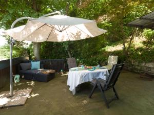 布利斯卡斯特尔Ferienhaus Birdy的后院的桌子和雨伞