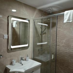 RogašovciAPARTMAJI KISILAK的浴室配有盥洗盆和带镜子的淋浴