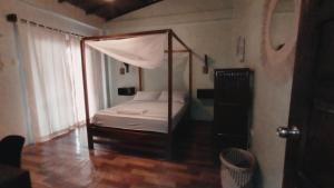 蒙塔尼塔Sapa Inka的一间卧室,卧室内配有一张天蓬床