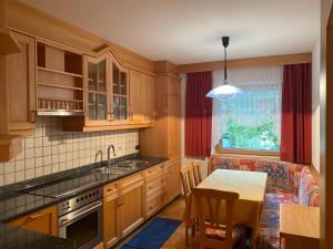 拉瓦莱Pradat的一间带木制橱柜和桌子的厨房以及一间用餐室