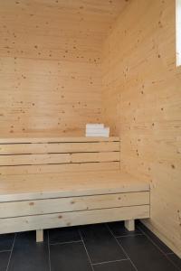 图拉彻霍赫My Turrach Grünsee Chalet by S4Y的木墙内带长凳的桑拿浴室