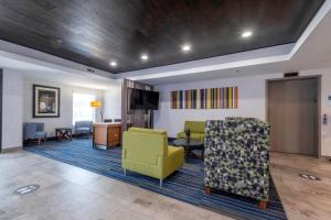 彼得斯堡Holiday Inn Express Hotel & Suites Petersburg/Dinwiddie, an IHG Hotel的客厅配有沙发和桌椅