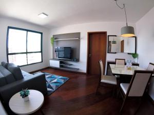 帕苏丰杜Belo Apartamento Central Master Collection的客厅配有沙发和桌子