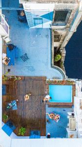 罗萨里奥High Hostel Rosario的游泳池的顶部景色,水面上的人