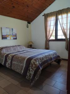 巴拉德尔楚Casa cómoda en Barra del Chuy, Uruguay的一间卧室设有一张床和两个窗户。