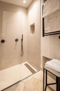 巴勒莫Zisa Suite的浴室里设有玻璃门淋浴